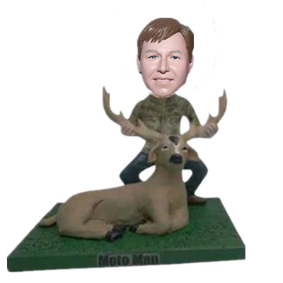 ʻO ka mea aloha Bobbled Bobblemadea i loko o ka shirt camouflage me kahi deer nui