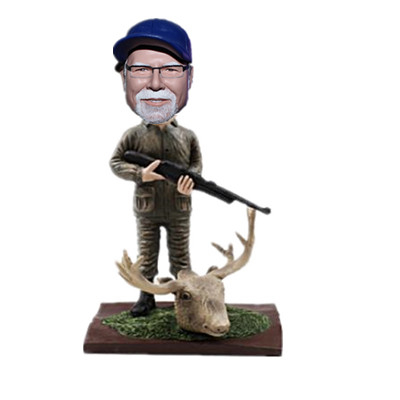 S&eacute;rsni&eth;in Bobble Head Hunter me&eth; byssu og Deer Hunter afm&aelig;lisgj&ouml;f j&oacute;lagj&ouml;f